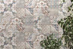muro esterno cementine quadre, decorate