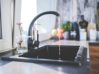 lavello-cucina-piacenza lavello con acqua che scorre