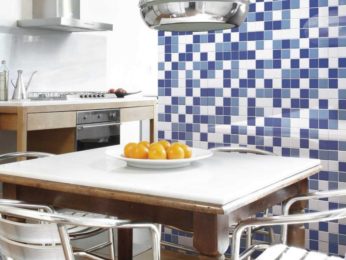 piastrelle colorate variazioni bianco, celeste e blu in cucina