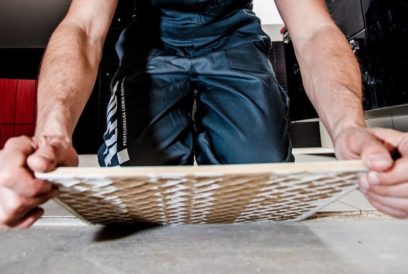 posa piastrelle piastrellista al lavoro