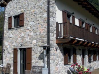 rivestimento esterno in pietra per baita di montagna