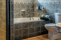 rivestimento bagno a mattonelle